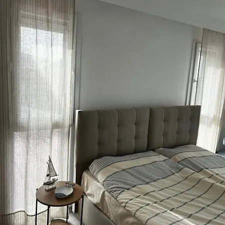 Short Walking Distance To The Famous Ladies Beach Holiday home *